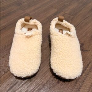Brand NEW GENUINE UGG WOMENS PLUSHY SLIPPER Natural/Chestnut color size 8